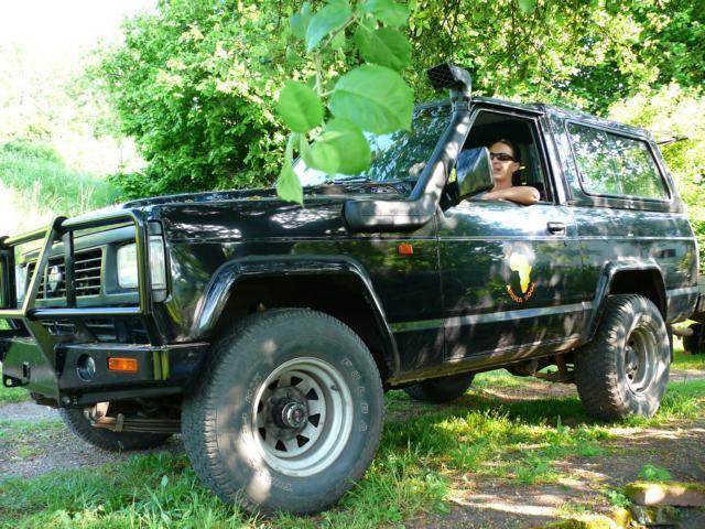 K640_P1040079.JPG - The snorkel, the new reinforced front bumper, our logo and Andrea...